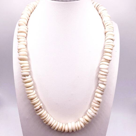 Vintage Puka Hawaiian Shell Necklace Choker 16” and 64.44 grams - Picture 2 of 7